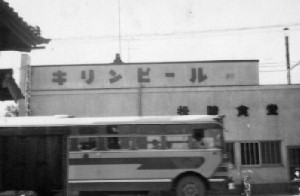 内中原町の松崎食堂の前を走る一畑バス